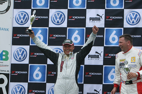 Den århusianske Renault DTC Light Cup-kører Christian Siepmann sætter kursen mod podiets øverste trin, når han i weekenden deltager i Grand Prix Danmark på FDM Jyllandsringen.